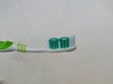 Bangalore, Karnataka / Hindistan-12 Şubat 2020: Yeni ve Kullanılmamış Yeşil Renklerin Kapanışı Oral-B Plastik diş fırçası beyaz bir arkaplanda izole edildi