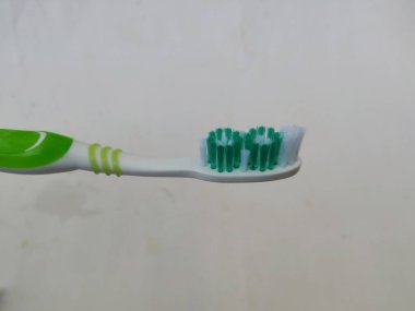 Bangalore, Karnataka / Hindistan-12 Şubat 2020: Yeni ve Kullanılmamış Yeşil Renklerin Kapanışı Oral-B Plastik diş fırçası beyaz bir arkaplanda izole edildi