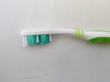 Bangalore, Karnataka / Hindistan-12 Şubat 2020: Yeni ve Kullanılmamış Yeşil Renklerin Kapanışı Oral-B Plastik diş fırçası beyaz bir arkaplanda izole edildi