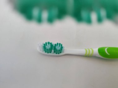 Bangalore, Karnataka / Hindistan-12 Şubat 2020: Yeni ve Kullanılmamış Yeşil Renklerin Kapanışı Oral-B Plastik diş fırçası beyaz bir arkaplanda izole edildi
