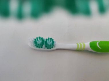Bangalore, Karnataka / Hindistan-12 Şubat 2020: Yeni ve Kullanılmamış Yeşil Renklerin Kapanışı Oral-B Plastik diş fırçası beyaz bir arkaplanda izole edildi