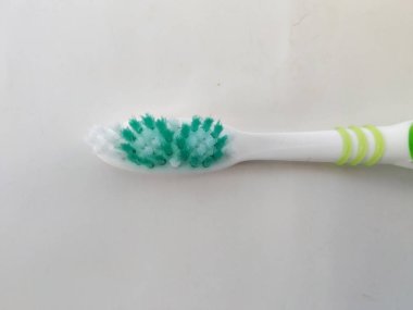 Bangalore, Karnataka / Hindistan-12 Şubat 2020: Yeni ve Kullanılmamış Yeşil Renklerin Kapanışı Oral-B Plastik diş fırçası beyaz bir arkaplanda izole edildi