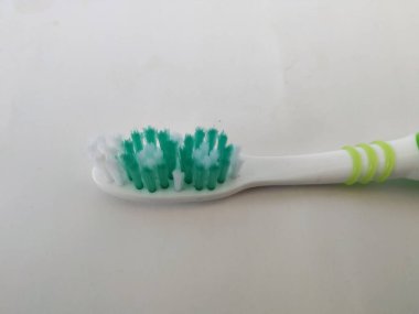 Bangalore, Karnataka / Hindistan-12 Şubat 2020: Yeni ve Kullanılmamış Yeşil Renklerin Kapanışı Oral-B Plastik diş fırçası beyaz bir arkaplanda izole edildi