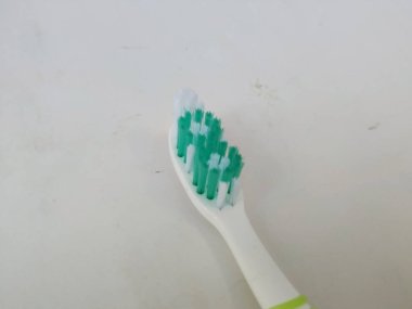 Bangalore, Karnataka / Hindistan-12 Şubat 2020: Yeni ve Kullanılmamış Yeşil Renklerin Kapanışı Oral-B Plastik diş fırçası beyaz bir arkaplanda izole edildi