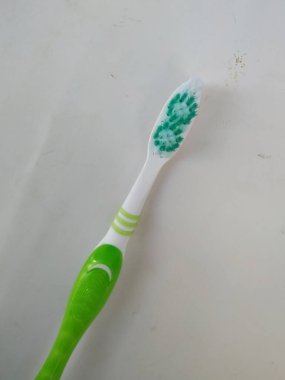 Bangalore, Karnataka / Hindistan-12 Şubat 2020: Yeni ve Kullanılmamış Yeşil Renklerin Kapanışı Oral-B Plastik diş fırçası beyaz bir arkaplanda izole edildi