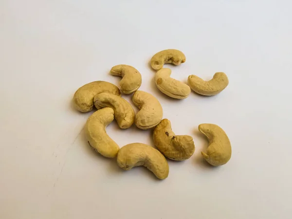 Gruppe Von Cashews Vor Weißem Hintergrund Trockenfrüchte Oder Cashewnüsse Auf — Stockfoto