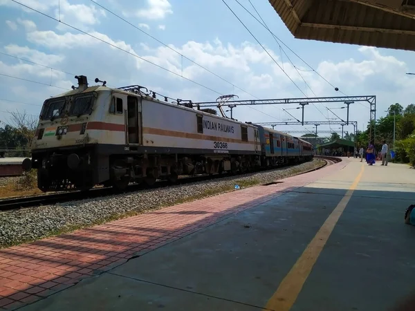 Залізничному Вокзалі Пандавапурі Поїзди Переїжджають Одну Станцію Іншої — стокове фото