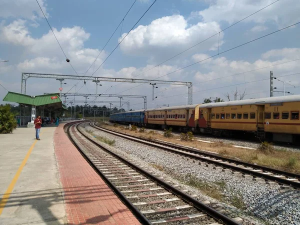 Pandavapura鉄道駅で別の駅に移動する列車 — ストック写真