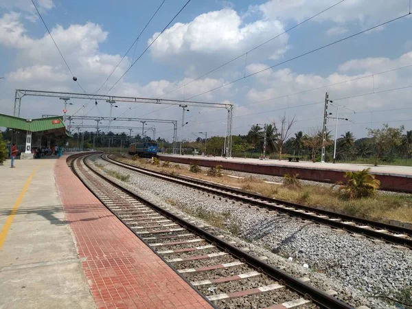 Pandavapura鉄道駅で別の駅に移動する列車 — ストック写真