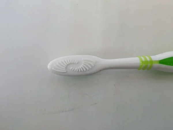 バンガロール カルナータカ州 2020年2月12日 白で単離された新規および未使用の緑のオーラルBプラスチック歯ブラシの閉鎖背景 — ストック写真