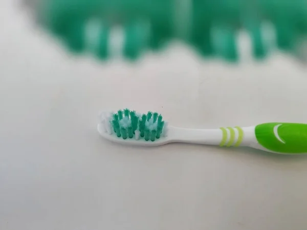 バンガロール カルナータカ州 2020年2月12日 白で単離された新規および未使用の緑のオーラルBプラスチック歯ブラシの閉鎖背景 — ストック写真