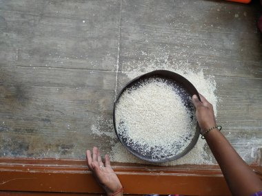 Büyük Demir Sieve kullanarak Pirinci Geleneksel bir şekilde Temizleme Yakınlaştırma