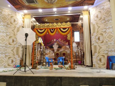 Bangalore, Karnataka / India-Aug 23 2020: Evlilik salonunun kapatılması veya Çiçeklerin Kalyana Mantapa sahne dekorasyonu