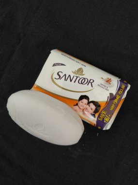 Bangalore, Karnataka / India-Apr 12 2020: Paketin Kapalı ve Açılmış Beyaz Renkli Santoor Santoor Sandal ve Badem Süt Sabunları Siyah arka planda izole edildi