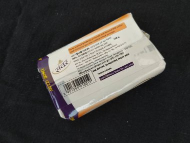 Bangalore, Karnataka / India-Apr 12 2020: Paketin Kapalı ve Açılmış Beyaz Renkli Santoor Santoor Sandal ve Badem Süt Sabunları Siyah arka planda izole edildi