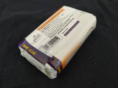 Bangalore, Karnataka / India-Apr 12 2020: Paketin Kapalı ve Açılmış Beyaz Renkli Santoor Santoor Sandal ve Badem Süt Sabunları Siyah arka planda izole edildi