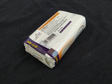 Bangalore, Karnataka / India-Apr 12 2020: Paketin Kapalı ve Açılmış Beyaz Renkli Santoor Santoor Sandal ve Badem Süt Sabunları Siyah arka planda izole edildi