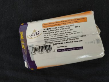 Bangalore, Karnataka / India-Apr 12 2020: Paketin Kapalı ve Açılmış Beyaz Renkli Santoor Santoor Sandal ve Badem Süt Sabunları Siyah arka planda izole edildi