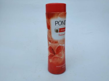 Bangalore, Karnataka / Hindistan-12 Nisan 2020: Beyaz zemin üzerinde izole edilmiş, Pond 's Starlight talk pudrası konteynırının kapatılması