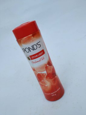 Bangalore, Karnataka / Hindistan-12 Nisan 2020: Beyaz zemin üzerinde izole edilmiş, Pond 's Starlight talk pudrası konteynırının kapatılması