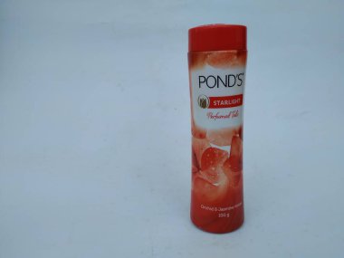 Bangalore, Karnataka / Hindistan-12 Nisan 2020: Beyaz zemin üzerinde izole edilmiş, Pond 's Starlight talk pudrası konteynırının kapatılması