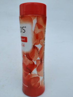 Bangalore, Karnataka / Hindistan-12 Nisan 2020: Beyaz zemin üzerinde izole edilmiş, Pond 's Starlight talk pudrası konteynırının kapatılması