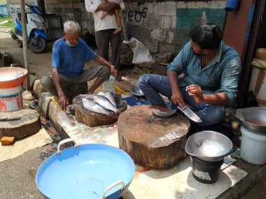Yemek pişirmek için yol kenarındaki yerel nehir balığı dükkanına yakın çekim.