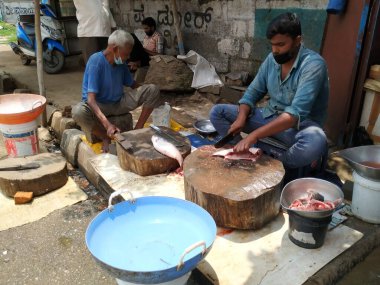 Yemek pişirmek için yol kenarındaki yerel nehir balığı dükkanına yakın çekim.