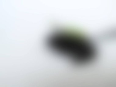 Beyaz arkaplanda bulanık Yeşil ve Siyah Gradyan Rengi