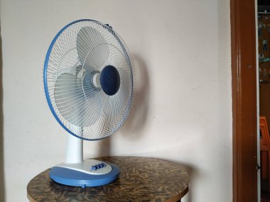 Elektrik Tablosu Mavi Rengi 'nin kapatılması beyaz arkaplanda izole edildi