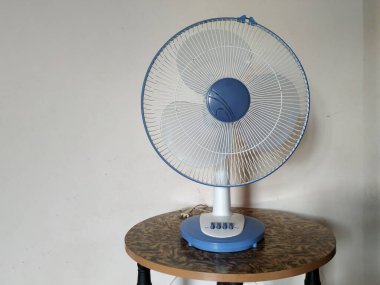 Elektrik Tablosu Mavi Rengi 'nin kapatılması beyaz arkaplanda izole edildi