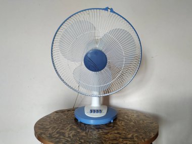 Elektrik Tablosu Mavi Rengi 'nin kapatılması beyaz arkaplanda izole edildi