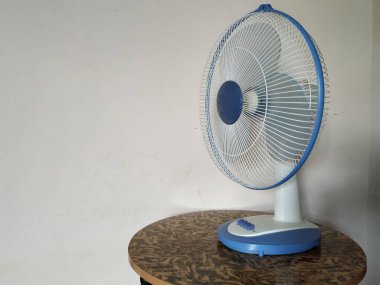 Elektrik Tablosu Mavi Rengi 'nin kapatılması beyaz arkaplanda izole edildi