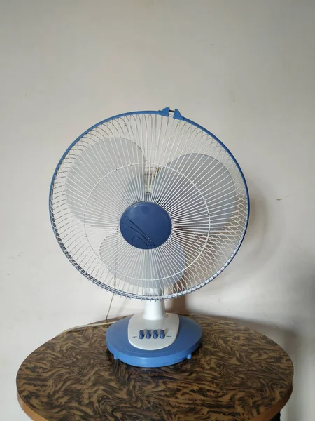 Elektrik Tablosu Mavi Rengi 'nin kapatılması beyaz arkaplanda izole edildi