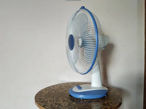 Nahaufnahme Von Electric Table Fan Blue Color Isoliert Auf Weißem — Stockfoto