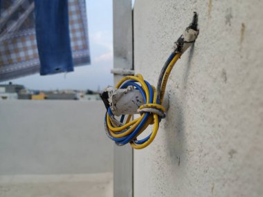 Beyaz Duvar 'ın Kapanışı Küçük Plastik Boru ve Kullanılan Elektrik Kabloları Boruya Yuvarlandı