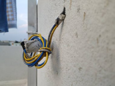 Beyaz Duvar 'ın Kapanışı Küçük Plastik Boru ve Kullanılan Elektrik Kabloları Boruya Yuvarlandı