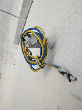 Beyaz Duvar 'ın Kapanışı Küçük Plastik Boru ve Kullanılan Elektrik Kabloları Boruya Yuvarlandı