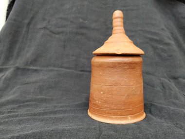 El yapımı Kum veya Clay Glass ve Lid 'in yakın plan görüntüsü Açık ve Kapalı Görünümde siyah arkaplanda izole edildi