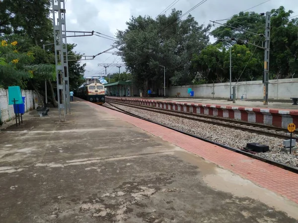 Bangalore Karnataka India Wrz 2020 Zbliżenie Dworca Kolejowego Lottegollahalli Żółtym — Zdjęcie stockowe