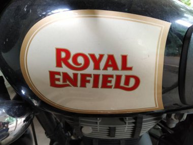 Bangalore, Karnataka / India-Sep 19-2020: Royal Enfield 'in Bike Petrol Tankındaki Kaligrafi Metninin Kapanışı