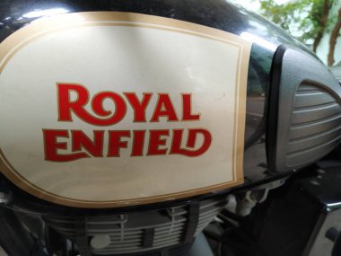 Bangalore, Karnataka / India-Sep 19-2020: Royal Enfield 'in Bike Petrol Tankındaki Kaligrafi Metninin Kapanışı