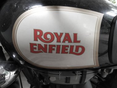 Bangalore, Karnataka / India-Sep 19-2020: Royal Enfield 'in Bike Petrol Tankındaki Kaligrafi Metninin Kapanışı
