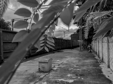 Bangalore, Karnataka / Hindistan-Sep 13-2020: Lottegollahalli Demiryolu İstasyonu Sarı ve Siyah Renkli İsim Tahtası