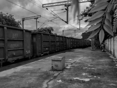 Bangalore, Karnataka / Hindistan-Sep 13-2020: Lottegollahalli Demiryolu İstasyonu Sarı ve Siyah Renkli İsim Tahtası