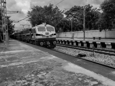 Bangalore, Karnataka / Hindistan-Sep 13-2020: Lottegollahalli Demiryolu İstasyonu Sarı ve Siyah Renkli İsim Tahtası