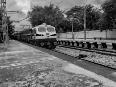 Bangalore, Karnataka / Hindistan-Sep 13-2020: Lottegollahalli Demiryolu İstasyonu Sarı ve Siyah Renkli İsim Tahtası