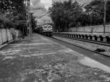 Bangalore, Karnataka / Hindistan-Sep 13-2020: Lottegollahalli Demiryolu İstasyonu Sarı ve Siyah Renkli İsim Tahtası