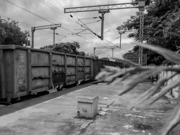 Bangalore, Karnataka / Hindistan-Sep 13-2020: Lottegollahalli Demiryolu İstasyonu Sarı ve Siyah Renkli İsim Tahtası