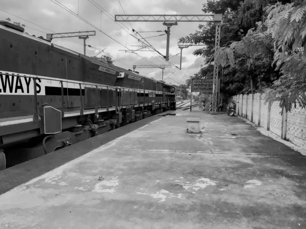 Bangalore, Karnataka / Hindistan-Sep 13-2020: Lottegollahalli Demiryolu İstasyonu Sarı ve Siyah Renkli İsim Tahtası